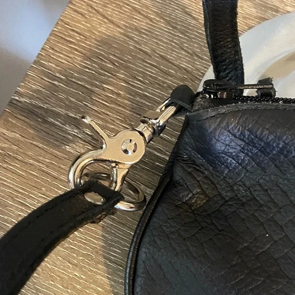 Harley-Davidson Black Textured Leather Crossbody Bag Nameplate Silver Hardware - Picture 4 of 6